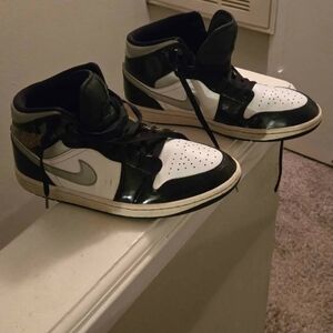 Jordan 1 SE Mid Black White Metallic Silver HV0789 010